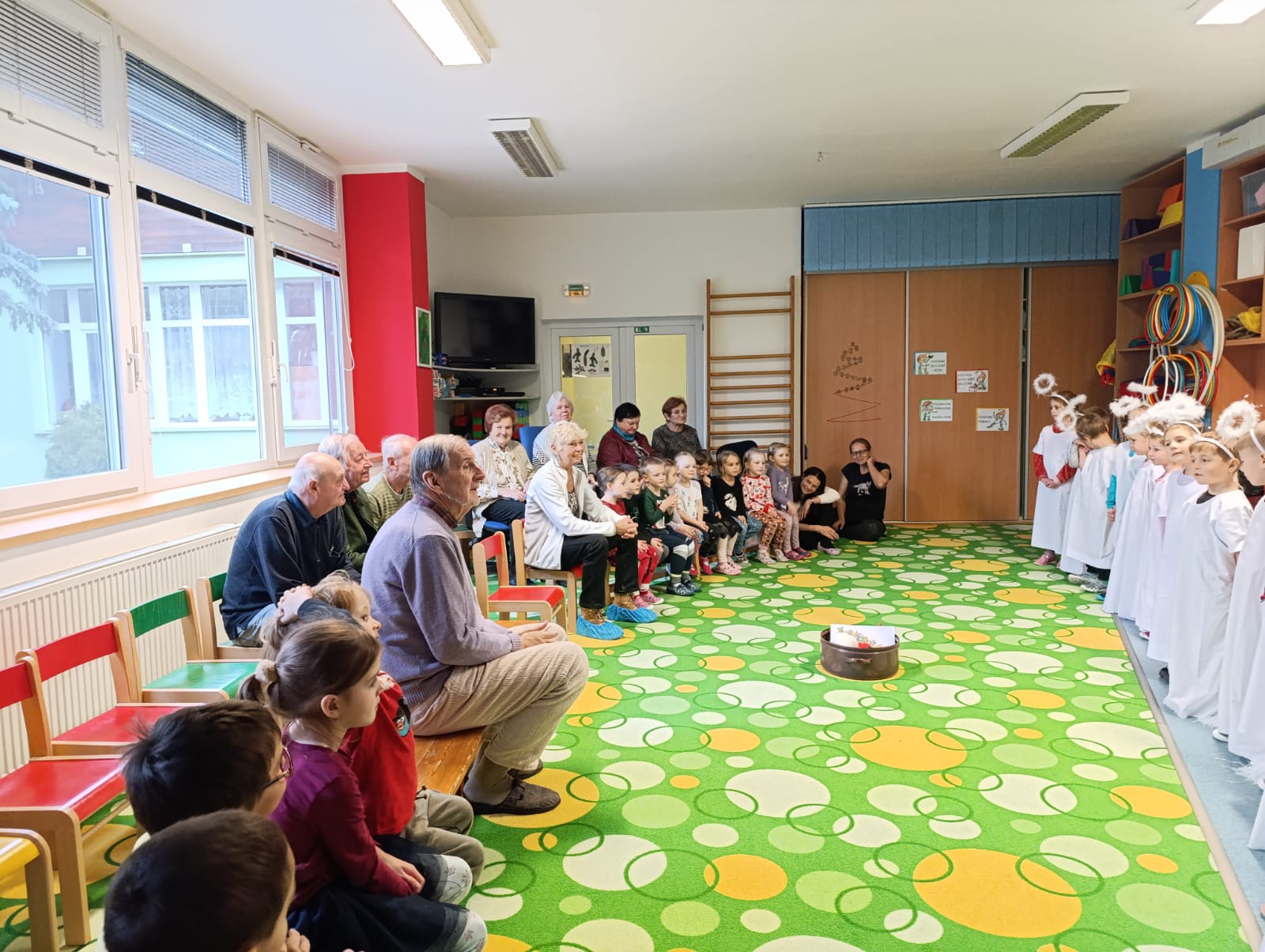 2024-12-16- Předvánoční návštěva babiček a dědečků-6.jpg